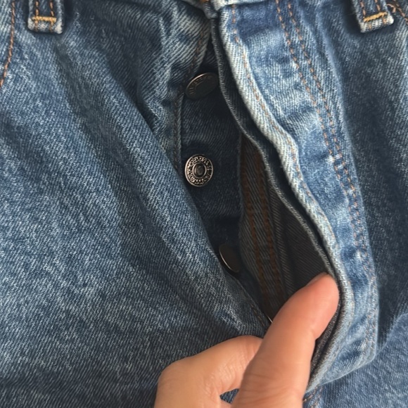 Levi's medium wash ribcage high rise frayed hem denim shorts size 30 - Picture 4 of 8